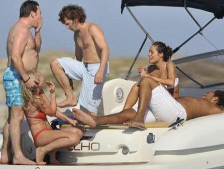 Bir tekne dolusu kadınla dağıttı