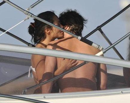 Bir tekne dolusu kadınla dağıttı