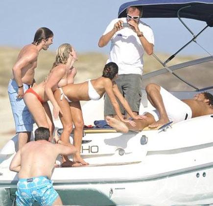 Bir tekne dolusu kadınla dağıttı