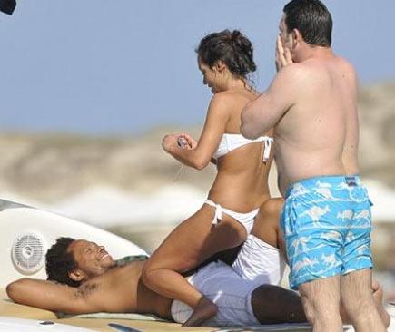 Bir tekne dolusu kadınla dağıttı