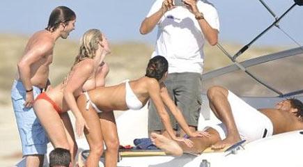 Bir tekne dolusu kadınla dağıttı