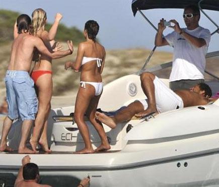 Bir tekne dolusu kadınla dağıttı