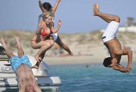 Bir tekne dolusu kadınla dağıttı