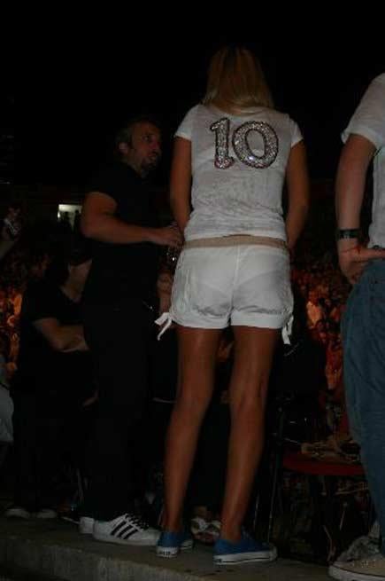 Demet Akalın'dan iç çamaşırı frikiği