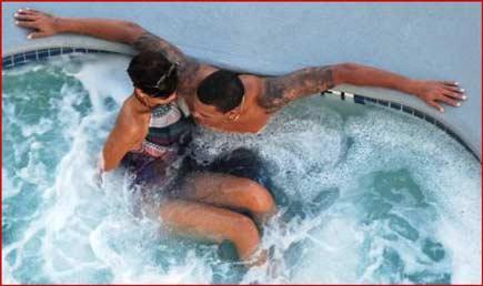 Rihanna sevgilisiyle jakuzide - Resim 10
