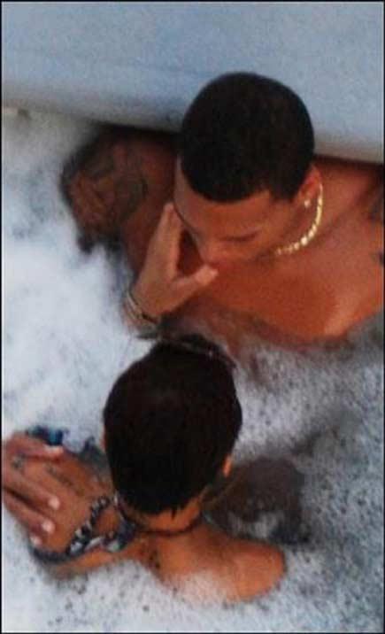 Rihanna sevgilisiyle jakuzide - Resim 1