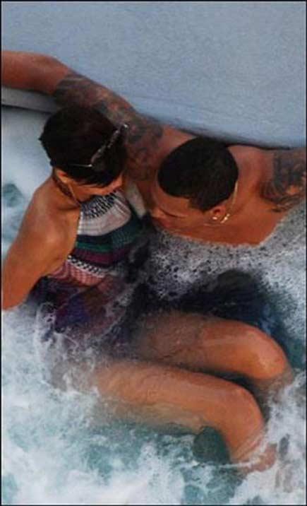 Rihanna sevgilisiyle jakuzide - Resim 3