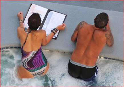 Rihanna sevgilisiyle jakuzide - Resim 2