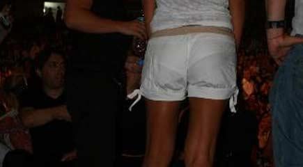 Demet Akalın'dan iç çamaşırı frikiği