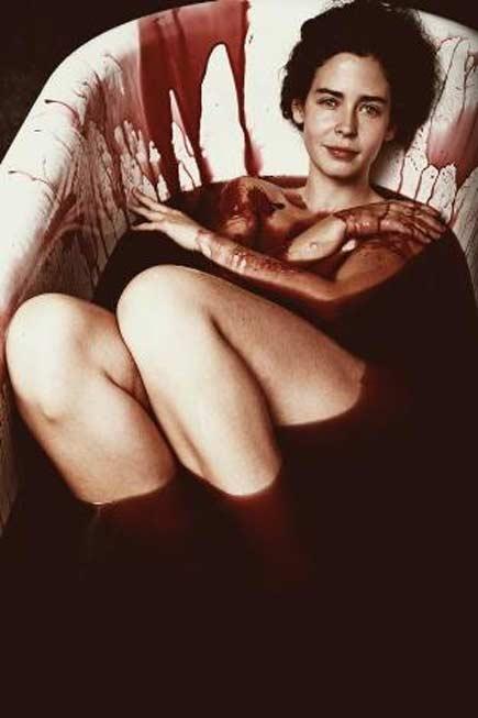 Kan kırmızısı küvette çırıl çıplak - Resim 5