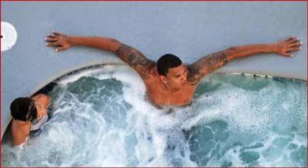 Rihanna sevgilisiyle jakuzide - Resim 7
