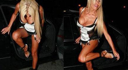 Hayranları için sokakta soyundu