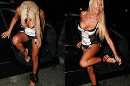 Hayranları için sokakta soyundu