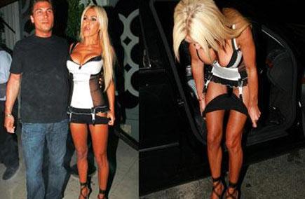 Hayranları için sokakta soyundu