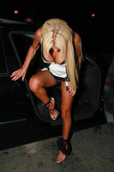 Hayranları için sokakta soyundu