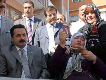 Taziye ziyaretinde Bakan Çelik'e tepki - Resim 4
