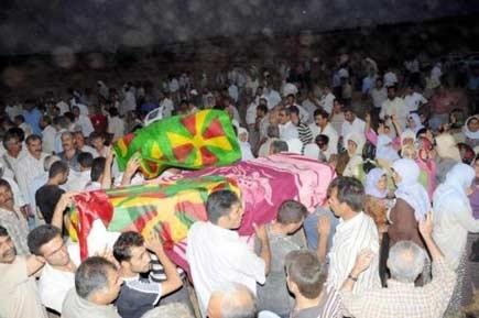 Asker PKK'lı kardeşinin cenazesinde - Resim 1