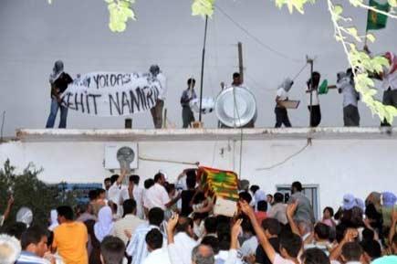 Asker PKK'lı kardeşinin cenazesinde - Resim 11