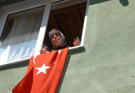 Şehit oğlunu tabuttan çıkarmak istedi - Resim 4