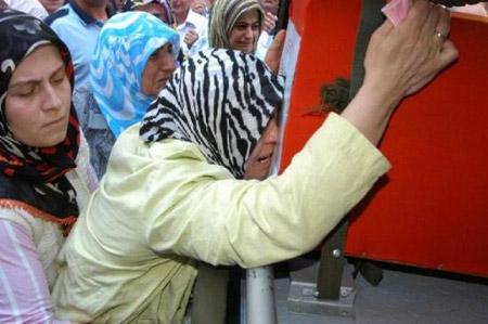 Şehit oğlunu tabuttan çıkarmak istedi - Resim 9