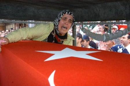 Şehit oğlunu tabuttan çıkarmak istedi - Resim 5