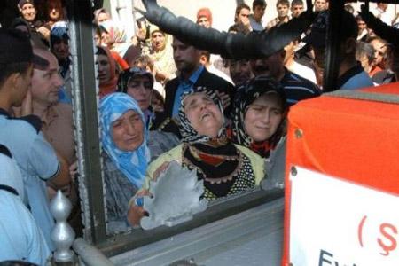 Şehit oğlunu tabuttan çıkarmak istedi - Resim 2