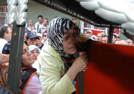 Şehit oğlunu tabuttan çıkarmak istedi - Resim 8