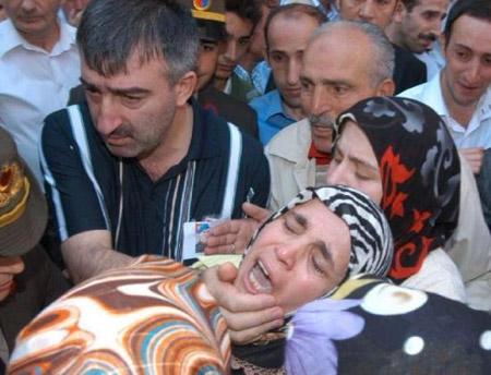 Şehit oğlunu tabuttan çıkarmak istedi - Resim 1