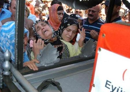 Şehit oğlunu tabuttan çıkarmak istedi - Resim 7