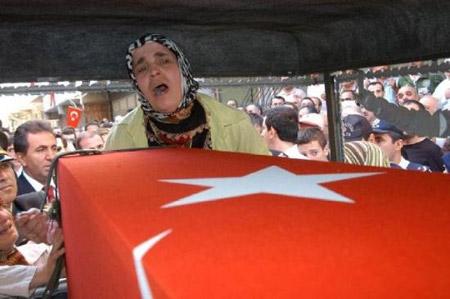 Şehit oğlunu tabuttan çıkarmak istedi - Resim 12