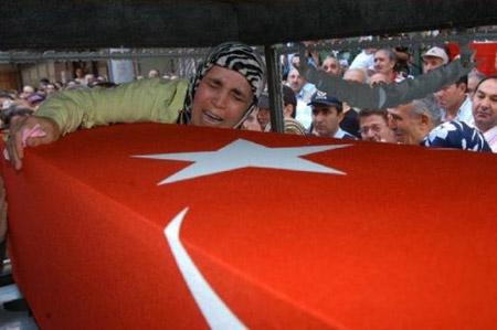 Şehit oğlunu tabuttan çıkarmak istedi - Resim 10