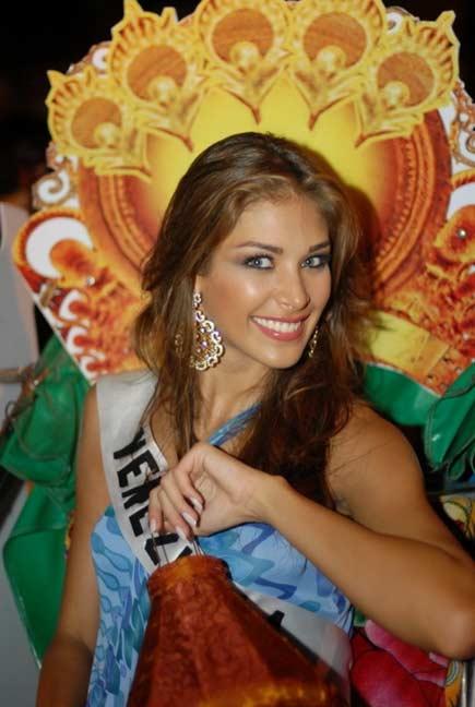 Miss Universe 2008 güzeli Mendoza - Resim 1