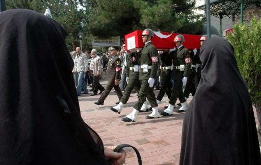 Şehit onbaşıyı 3 bin kişi uğurladı - Resim 1