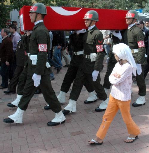 Şehit onbaşıyı 3 bin kişi uğurladı - Resim 7