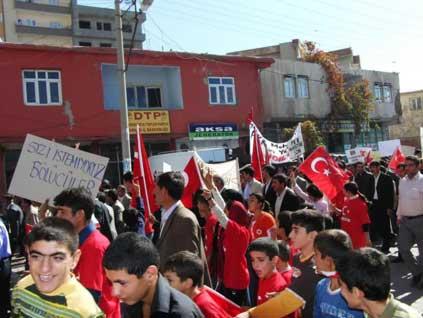 PKK'ya karşı Kürtçe pankart - Resim 4