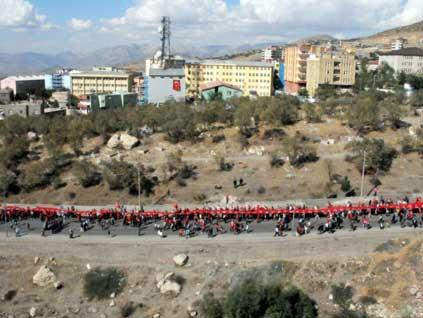 PKK'ya karşı Kürtçe pankart - Resim 17