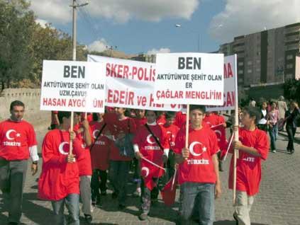 PKK'ya karşı Kürtçe pankart - Resim 10