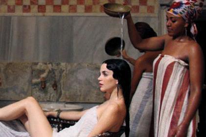 Cariye Tuğçe hamamda