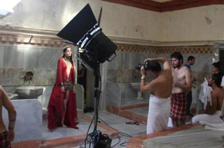 Cariye Tuğçe hamamda