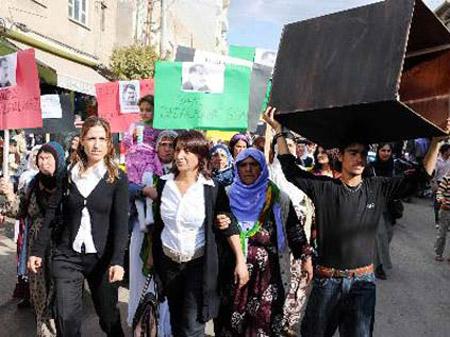 Kadın Yürüyüşü PKK gösterisine dönüştü - Resim 7
