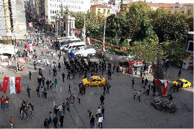 Taksim savaş alanına döndü - Resim 1