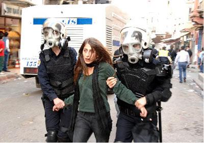 Taksim savaş alanına döndü - Resim 9