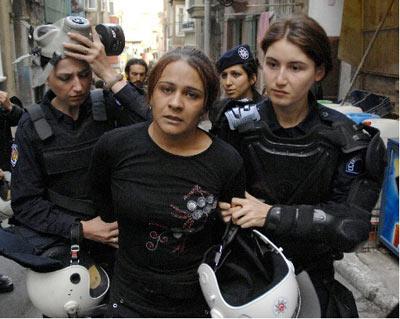 Taksim savaş alanına döndü - Resim 5