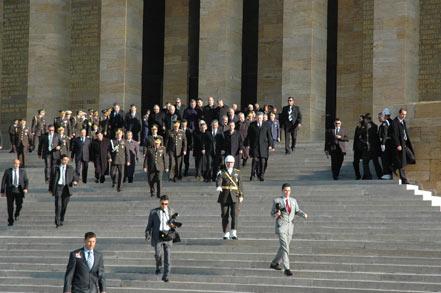 Herkes ATASINA koştu