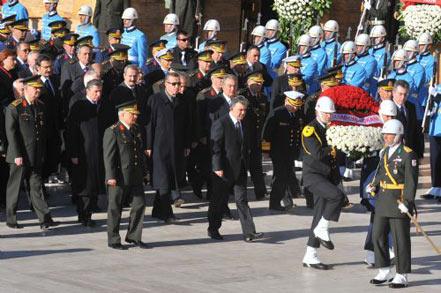 Herkes ATASINA koştu