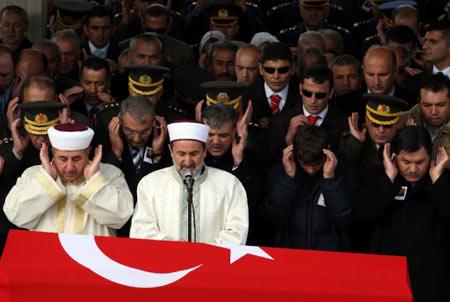 Şehit annesinin önünde eğildi - Resim 3