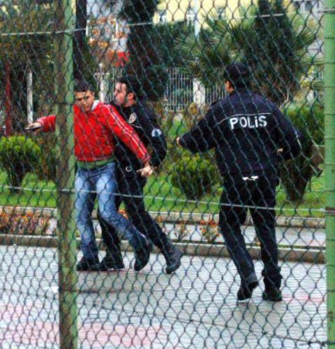 Futbol maçında silahlar konuştu