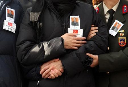 Şehit annesinin önünde eğildi - Resim 15