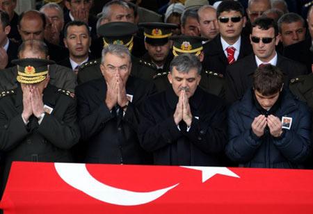 Şehit annesinin önünde eğildi - Resim 16