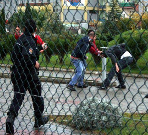 Futbol maçında silahlar konuştu